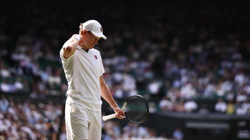 Sinner, il ginocchio tiene in ansia: possibile forfait a Cincinnati, nessun rischio per gli US Open