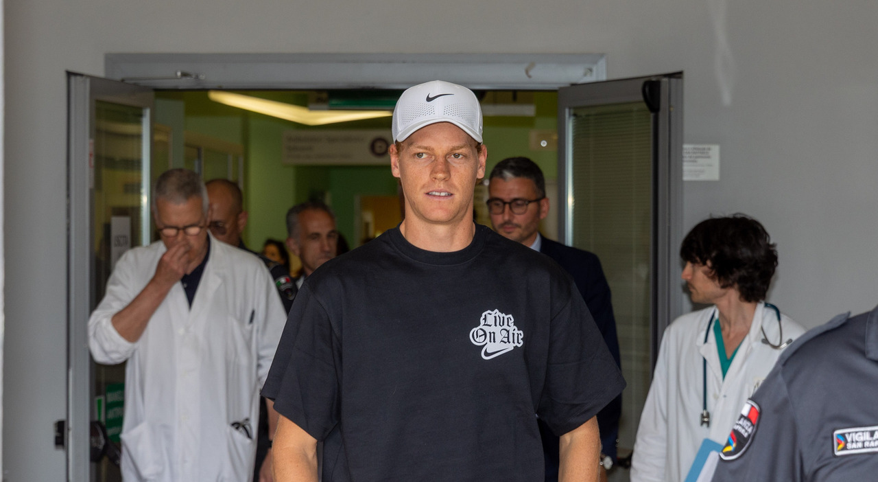 Jannik Sinner salta gli US Open: forfait ufficiale per il problema al ginocchio