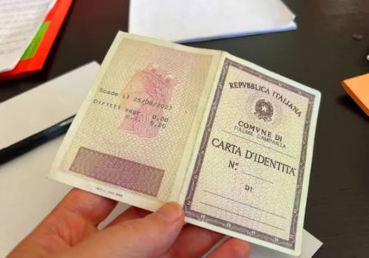 Copertina: Dal 3 agosto stop alla carta d'identità cartacea per espatriare: cosa cambia